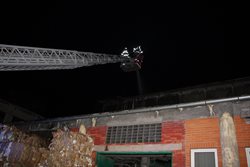 U nočního požáru střechy výrobního objektu zasahovalo osm jednotek hasičů.