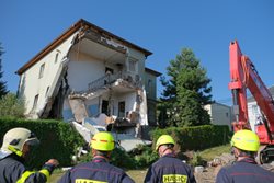 Při výbuchu a požáru v rodinném domě zahynula 1 osoba