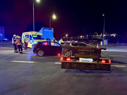 Střet osobního a nákladního vozidla si vyžádal zraněnou osobu