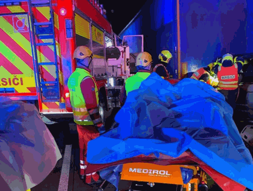 Noční nehoda na D48 si vyžádala devět zraněných osob