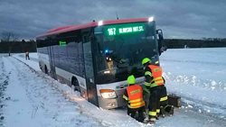 Autobus s cestujícími uvízl ve sněhu