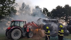 Hasiči likvidovali požár balíků trávy v Jindřichovicích pod Smrkem