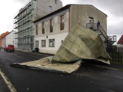Karlovarský kraj ochromila vichřice.Hasiči zasahují na stovkách míst, odstraňují popadané stromy  