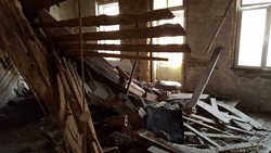 Hasiči v Olomouci zpevňovali propadený strop bytového domu