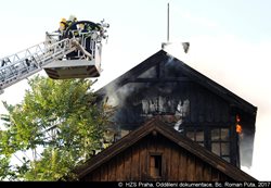 Požár drážního domku o víkendu likvidovalo několik jednotek hasičů