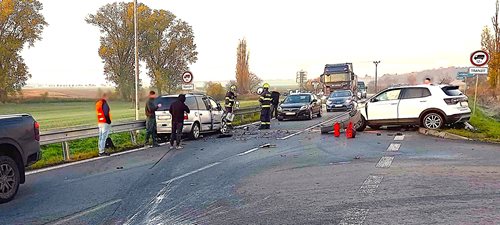 Střet tří aut na hlavním tahu. Hasiči zasahovali, jeden člověk zraněn