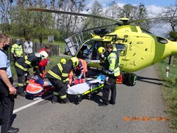 Řidič motocyklu byl do nemocnice transportován vrtulníkem