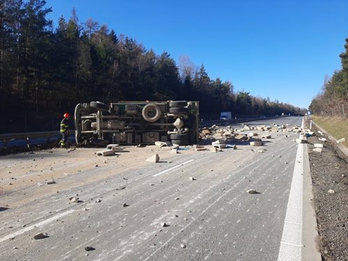 Nehoda kamionu zastavila provoz na dálnici