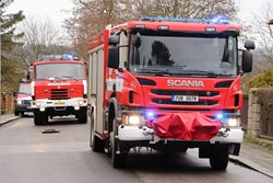 U dopravní nehody dodávky a vlaku u obce Blatno  zasahovaly tři hasičské jednotky. 
