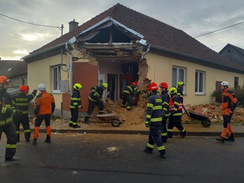 Autobus narazil do domu: Hasiči museli zajistit poškozenou budovu