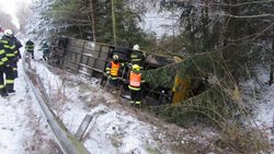 V Třebechovicích pod Orebem havaroval autobus, převrátil se do příkopu, dvě osoby jsou zraněny. 