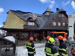 Chata na Kohútce na Vsetínsku přišla o část střechy