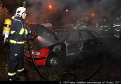Noční požár poškodil tři vozidla v pražských Stodůlkách