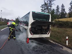 Na Žďársku hořel autobus