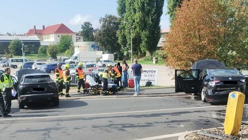 Srážka tří aut zastavila dopravu, dva lidé se zranili
