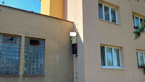 Chtěl zachránit svůj dron, nakonec potřeboval pomoc sám. Chlapce sundali hasiči ze čtyř metrů