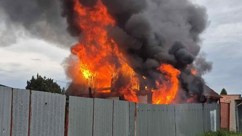 Hasiči zachraňovali z hořící dílny tlakové lahve