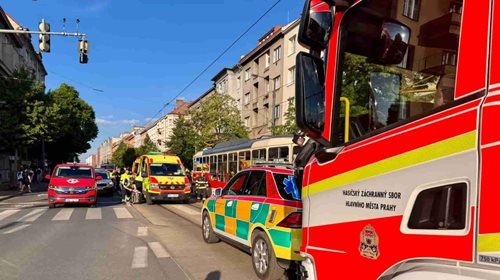 Tramvaj srazila dva lidi. Jednoho z nich museli hasiči vyprošťovat zpod soupravy