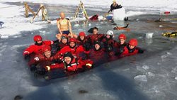 Hasiči trénovali záchranu osob pod ledem