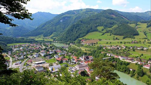 Práce s traktorem ve strmém svahu skončila tragicky. Stroj se několikrát převrátil