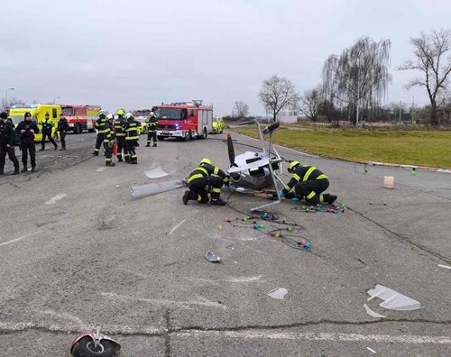 Vírník se zřítil během letu, dva lidé utrpěli zranění