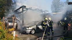 Požár garáže a osobních automobilů v Klánovicích způsobil větší škody