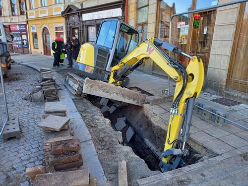 Náhlý propad bagru do výkopu zastavil práce. Hasiči zasahovali kvůli riziku úniku plynu
