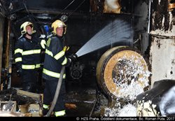 U požáru skladovací haly v Praze 8 zasahovaly čtyři jednotky, škoda je milion korun