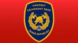 Zásah hasičů Jihočeského kraje u nehody cisteny, která se převrátila ze zasněžené silnice pod svah, trval 18 hodin