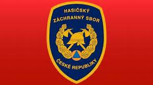 Zásah hasičů Jihočeského kraje u nehody cisteny, která se převrátila ze zasněžené silnice pod svah, trval 18 hodin