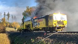 Na trati hořela mnohatunová podbíječka. Požár zdolalo sedm jednotek