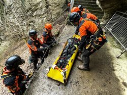 OBRAZEM: Když zachraňujeme z nejhlubší propasti světa