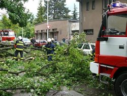 Silný vítr  o rychlosti až 70 km/h způsobil ve Středočeském kraji více než 100 mimořádných událostí a plně zaměstnal středočeské hasiče 