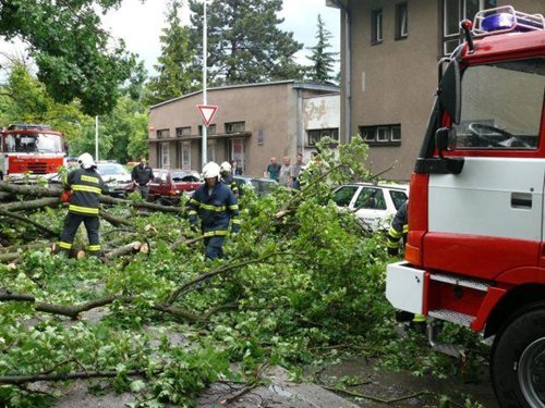 Silný vítr  o rychlosti až 70 km/h způsobil ve Středočeském kraji více než 100 mimořádných událostí a plně zaměstnal středočeské hasiče 