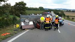 Hasiči odstraňovali následky nehody na silnici I/43