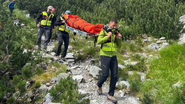Pád ve Vysokých Tatrách skončil vážným zraněním. Horská služba pomáhala 76letému turistovi