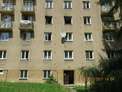 Tři jednotky hasičů zasahovaly  u požáru kuchyně v v pětipatrovém bytovém domě  v Ostravě-Porubě . Byl zraněn majitel bytu a muselo se evakuovat 13 osob.
