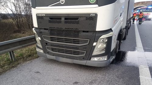 Únik kapalin z kamionu ohrozil provoz