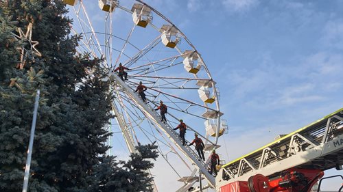 Vánoční kolo ve Zlíně chvíli patřilo jen hasičům