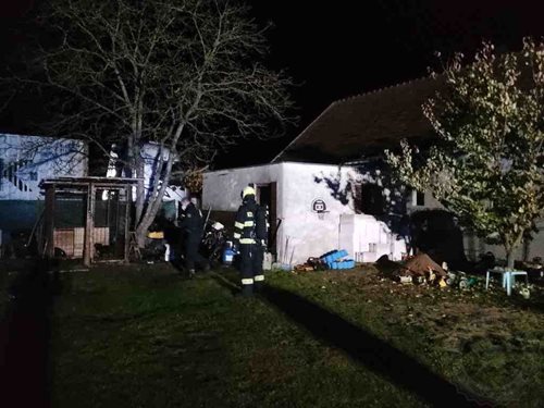 Muž zapálil svíčku a odešel, požár na sebe nenechal dlouho čekat
