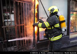 Požár brzy ráno zničil v Praze 3 vybavení obchodu