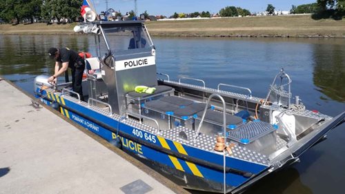 Policisté vyrazili na vodu. Začala sezona kontrol na Baťově kanále i řece Moravě
