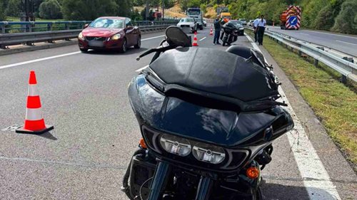 Nehoda tří motorkářů na R1. Pro jednoho zraněného letěl vrtulník