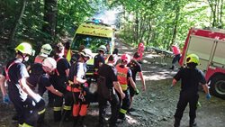 Policejní vrtulník s hasiči na palubě opět pomáhal