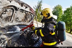 Hořel renault, děti uklidnili plyšoví dráčci Hasíci