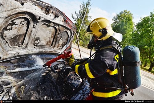 Hořel renault, děti uklidnili plyšoví dráčci Hasíci