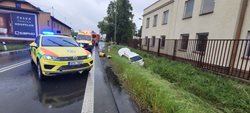 Hrdinství na silnici: Řidiče po nehodě oživovali hasiči 