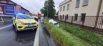 Hrdinství na silnici: Řidiče po nehodě oživovali hasiči 