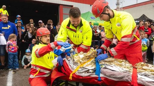 Záchranáři otevřou své zázemí veřejnosti. Lidé si prohlédnou sanitky i vrtulník zblízka