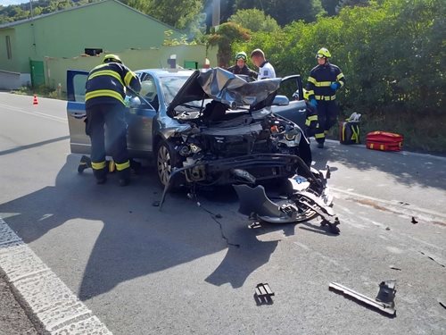 Čelní střet dvou aut a motocyklisty: Hasiči zasahovali u nehody